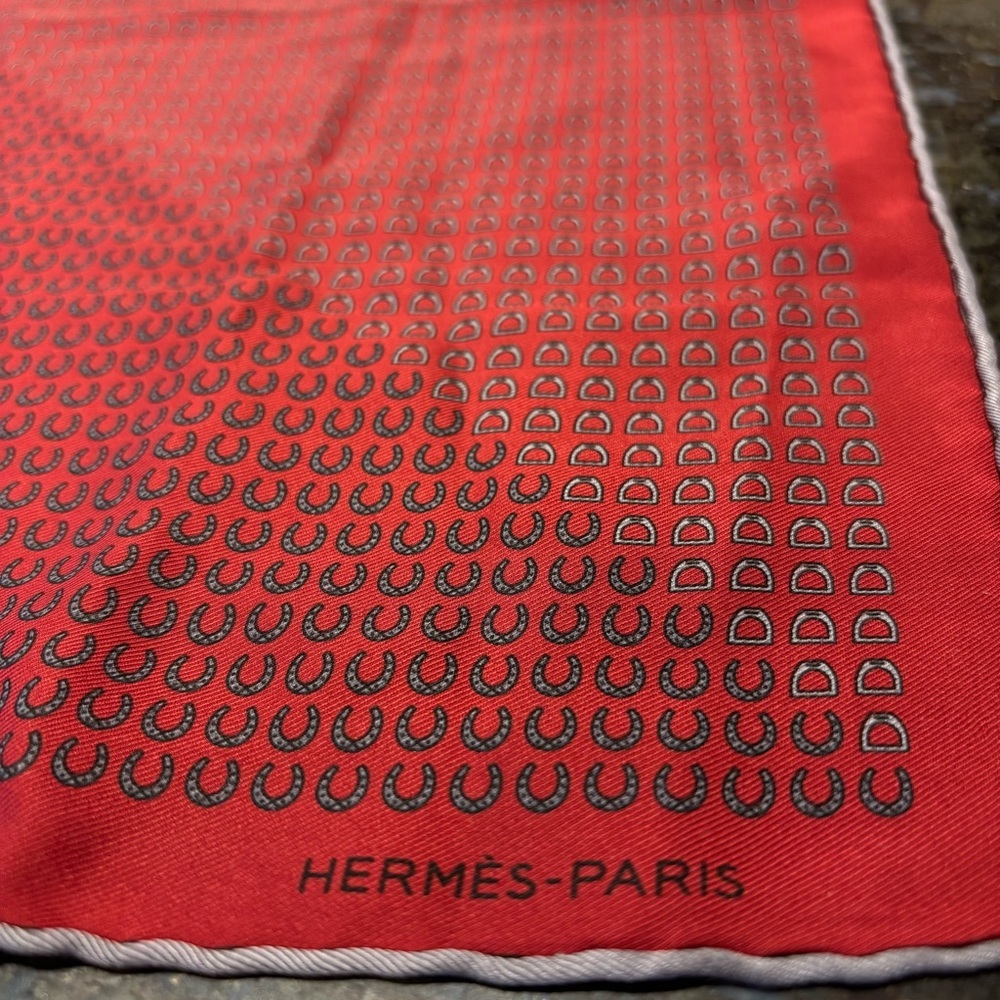HERMÈS Paris Red Silk Scarf Gavroche 16” Horseshoe Equestrian Print Rolled Edges - Picture 5 of 16